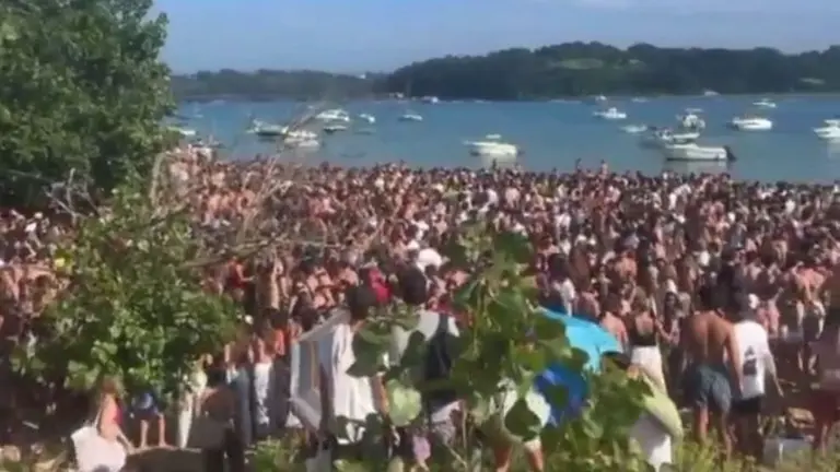 Macrobotellón en el Puntal de Somo.