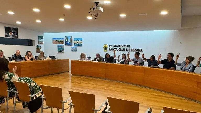 Los concejales en el Pleno de Santa Cruz de Bezana.