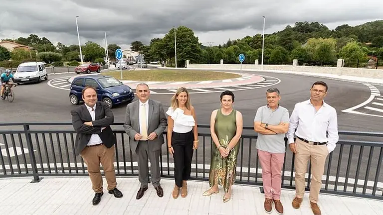 Las autoridades políticas en la nueva glorieta.