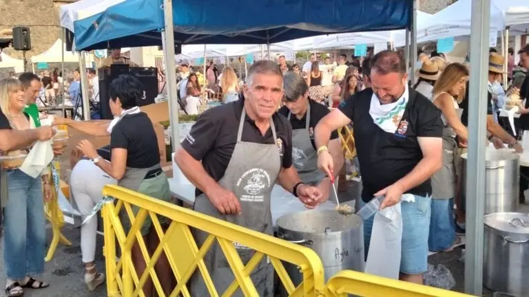 Reparto del marmite en el barrio de Ancillo. R.A.