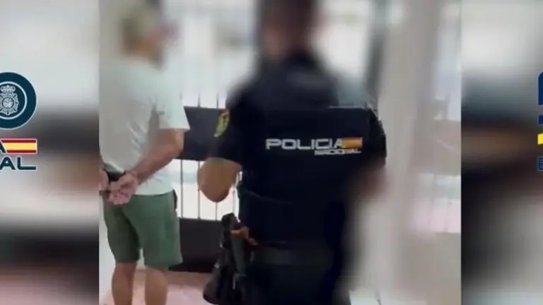 Operación de la Policía Nacional con uno de los presuntos implicados.