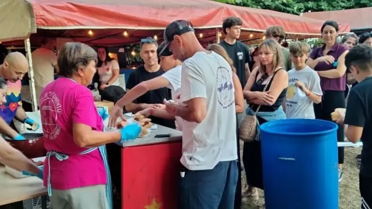 Reparto de bocadillos en Ajo. R.A.