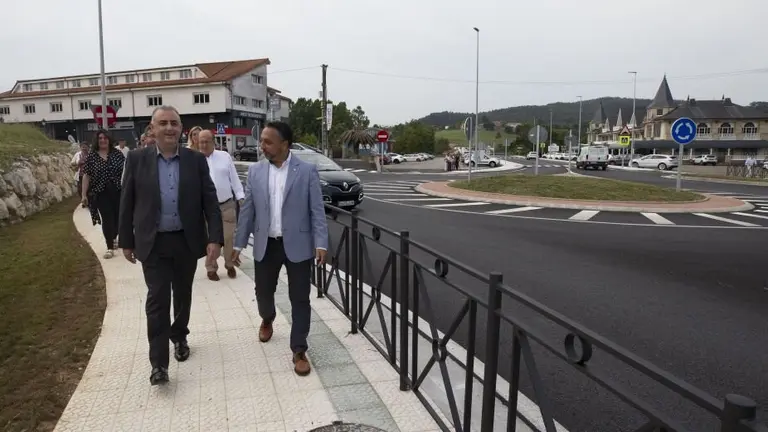 Las autoridades políticas en la rotonda de Puente Arce.