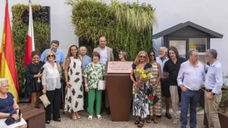 Un momento del descubrimiento de la placa.