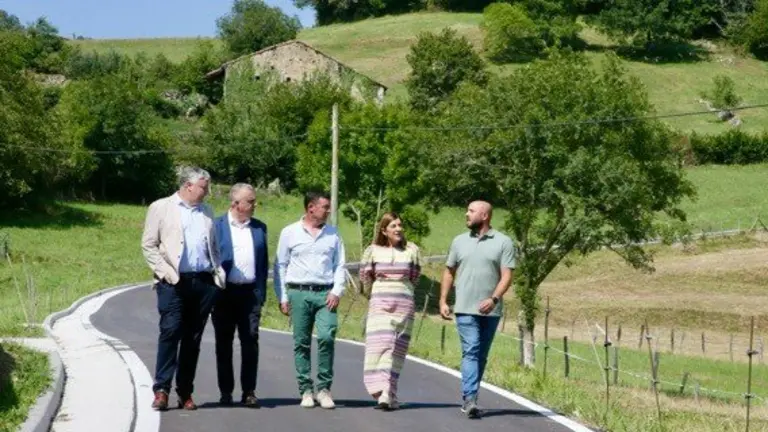 Las autoridades políticas en la carretera de Cires.