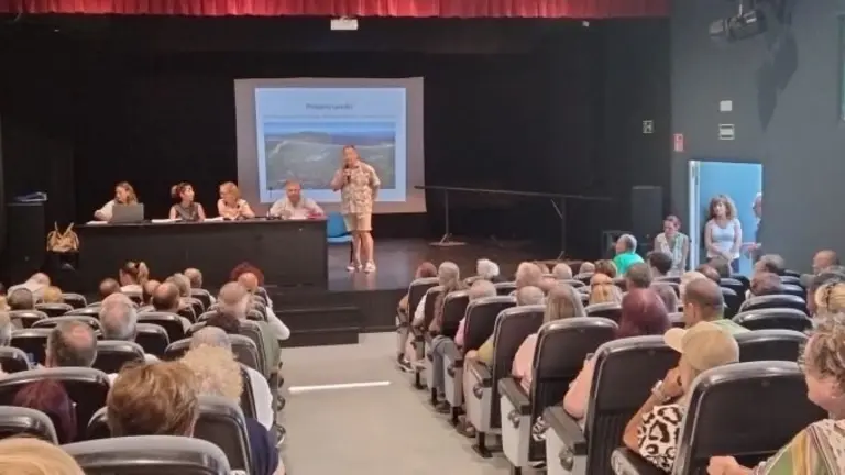 Reunión de los vecinos afectados por el PSIR del parque industrial de Laredo.