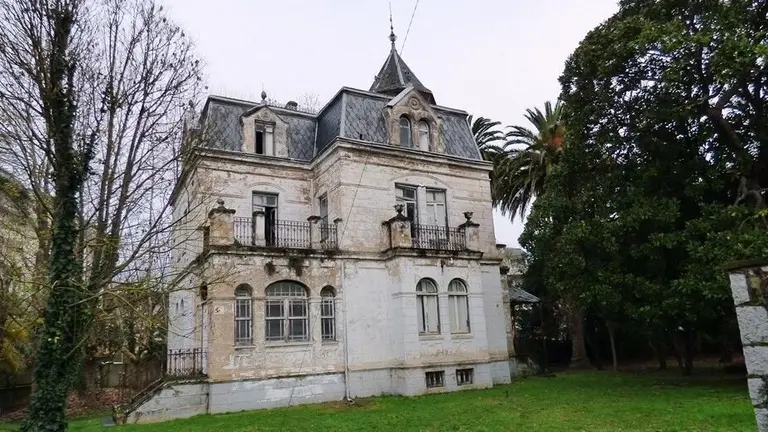 Edificio de Villaluz en Colindres.