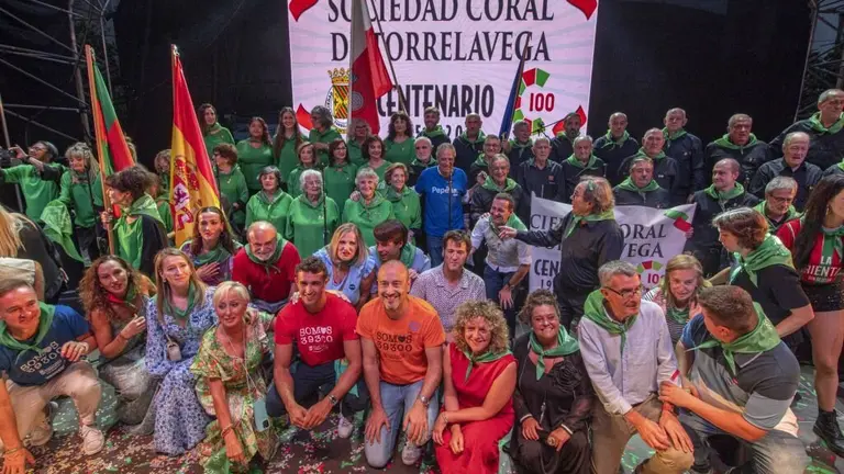 Fotograf&iacute;a de familia del preg&oacute;n sobre el escenario.