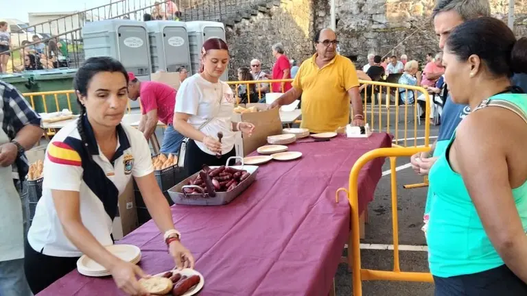 Reparto de chorizos en las fiestas de Meruelo. R.A.