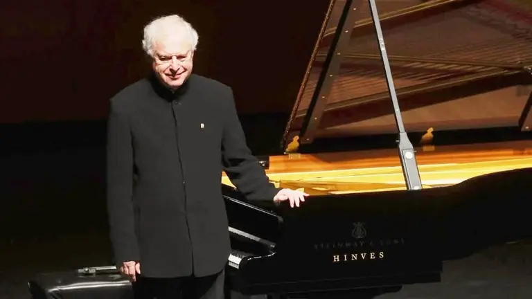 Andr&aacute;s Schiff.