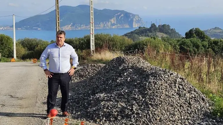 Jesús María Ríos junto a las obras de la carretera.