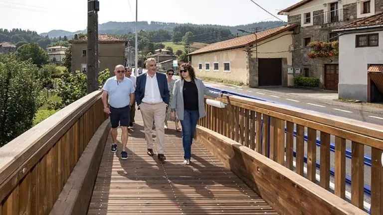 Las autoridades políticas en la pasarela de Valle de Villaverde.