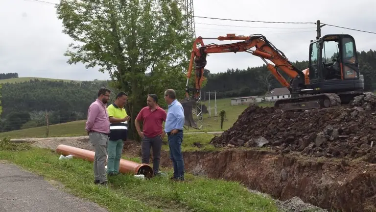 Visita a las obras de saneamiento en Zurita.