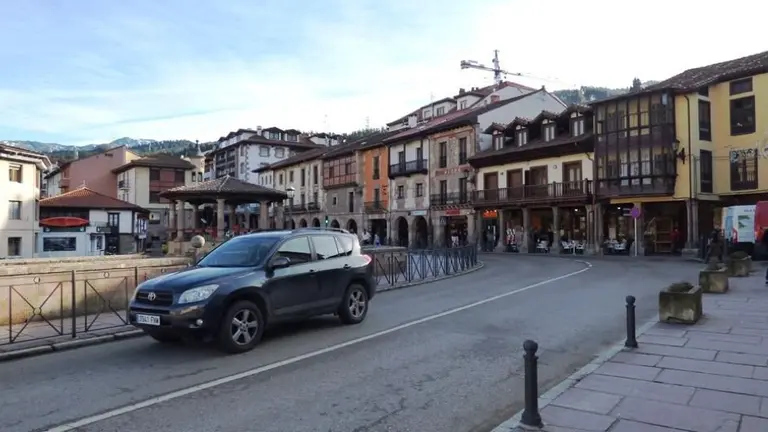 Tráfico a su paso por Potes. R.A.