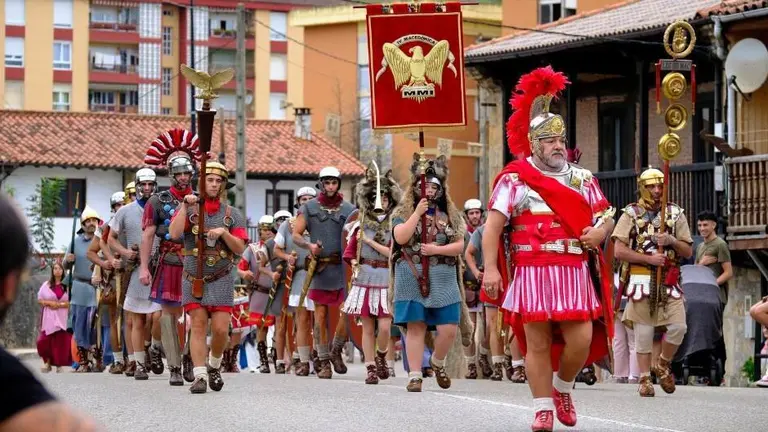 Desfile de la representaci&oacute;n en Los Corrales de Buelna.