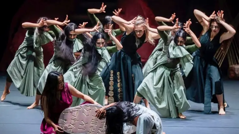 Un momento de la actuaci&oacute;n de danza en el Palacio de Festivales.