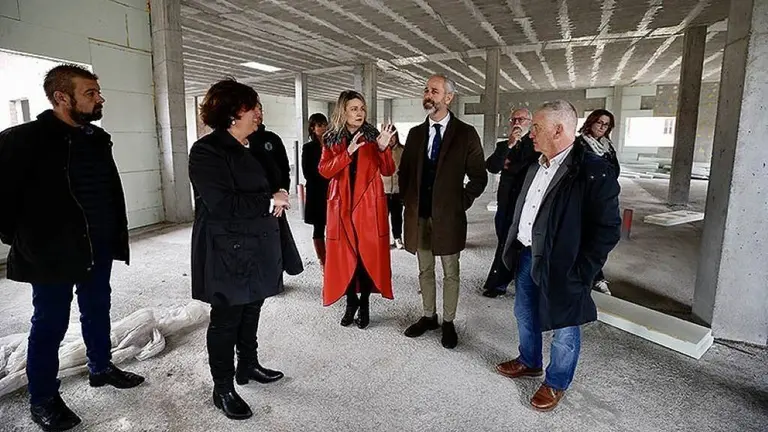 Visita al colegio de Villaescusa por las autoridades políticas.