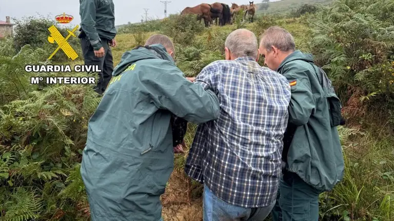 Un momento del rescate al hombre de 81 años.