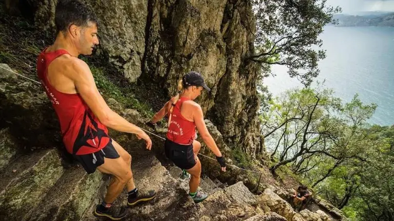 Descenso al Faro del Caballo.