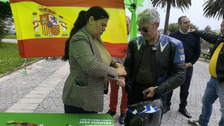 Vox de Miengo en una mesa informativa.