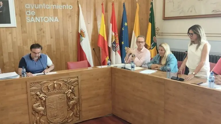 Toma de posesión de la nueva concejala en Santoña. R.A.