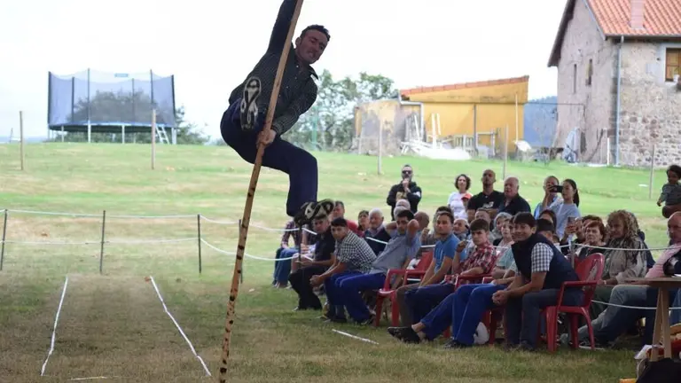 Modalidad de Salto pasiego en Pi&eacute;lagos.