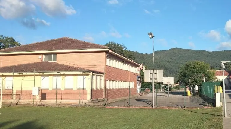 Colegio público en Hazas de Cesto. R.A.
