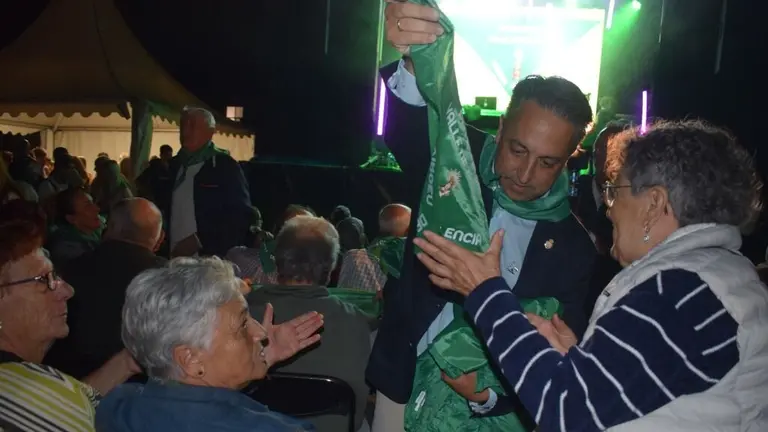 Reparto de pa&ntilde;uelos de fiestas en el preg&oacute;n.