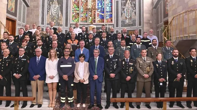 Miembros de la Policía Local y autoridades políticas.