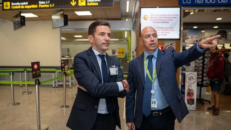 Pedro Casares en la visita al aeropuerto.