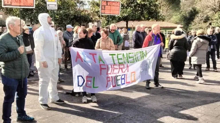 Concentración de protesta contra los parques eólicos en Voto. R.A.