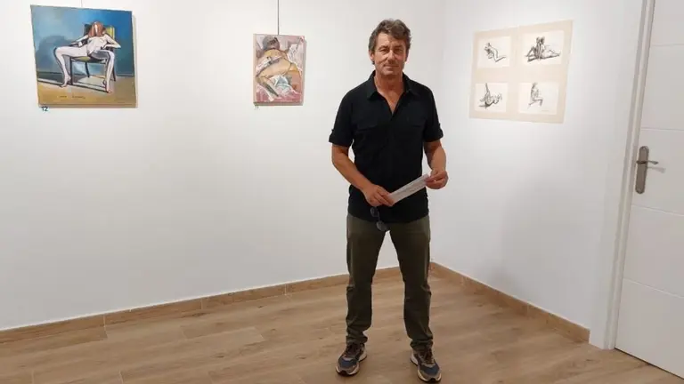 Alberto Quevedo con su muestra en Suances.