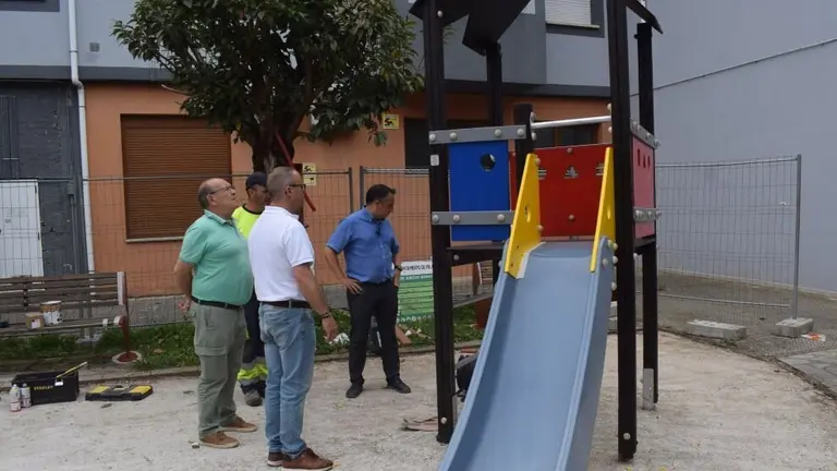 Mejora del parque infantil en La Calzada.