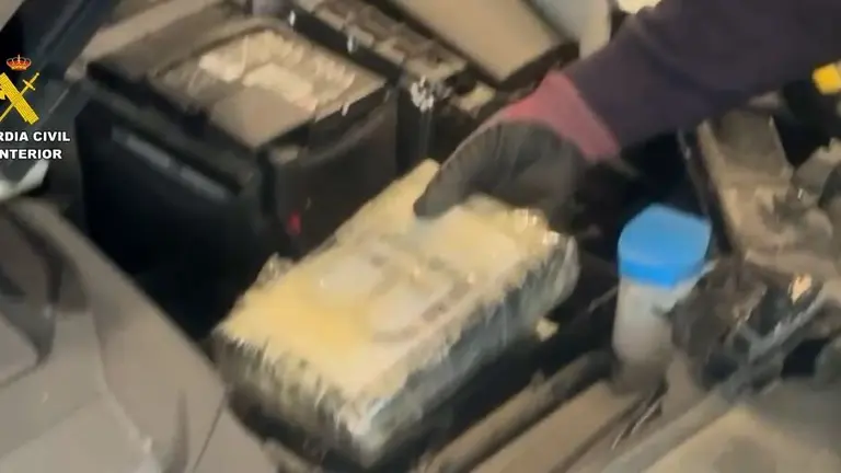 Material incautado por la Guardia Civil en el vehículo.