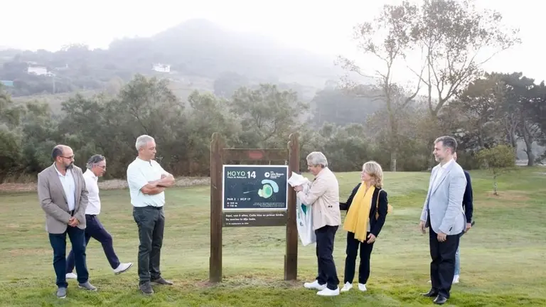 Un momento del descubrimiento de la placa en el hoyo 14 en memoria de Celia Barquín.
