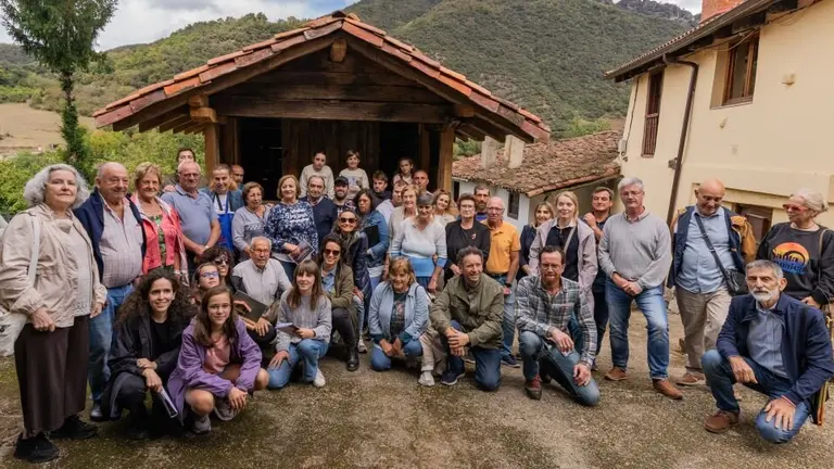 Asistentes a la inauguración del hórreo de Avellaneda.