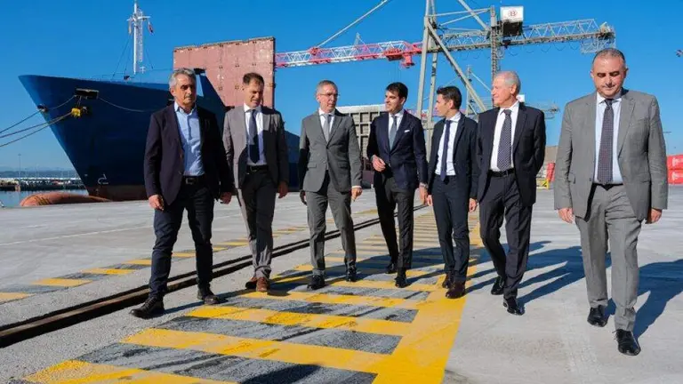 Las autoridades en el puerto de Santander visitan las obras.