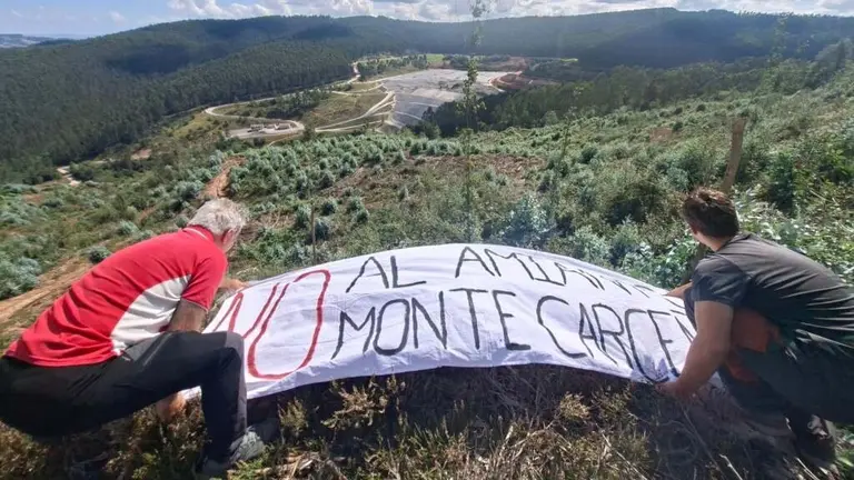 Protesta contra el vertedero de amianto.