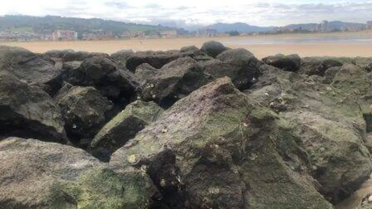 Espigón en la playa Salvé en Laredo.