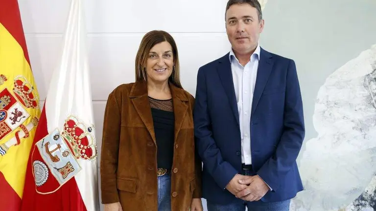 Reunión entre la presidente de Cantabria y el alcalde de Valdeolea.