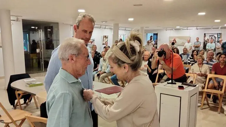 Un momento de la concesión del Nocturlabio por parte de la Asociación.