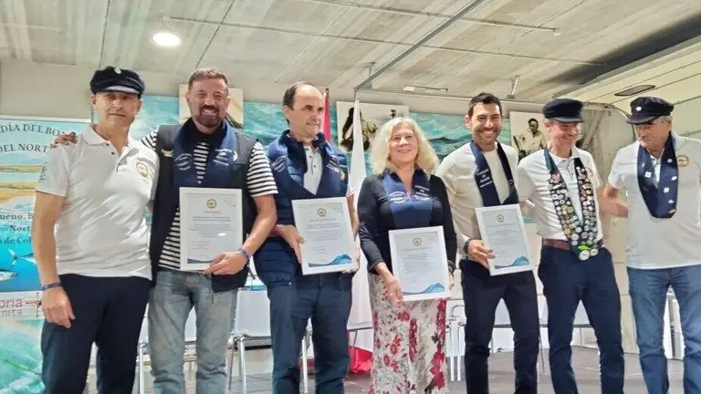 Un momento de la entrega de las distinciones en la Cofrad&iacute;a de Pecadores de Colindres. R.A.