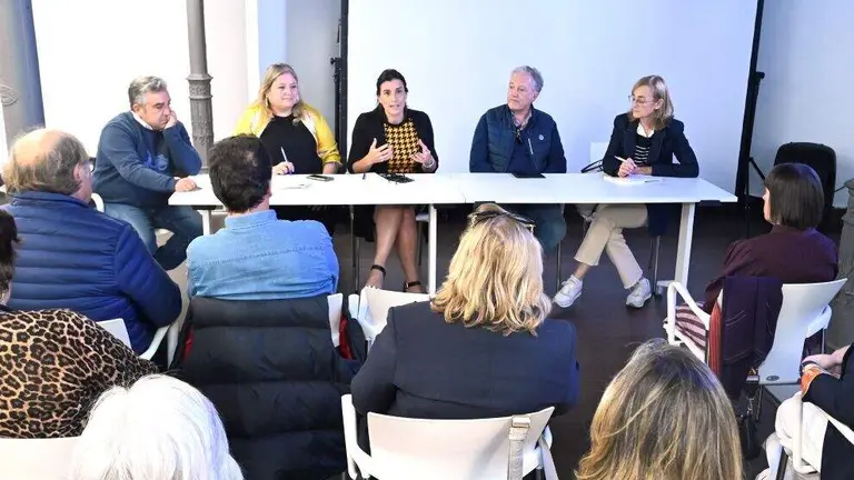 Un momento del encuentro de la alcaldesa de Santander con la Asociaci&oacute;n de Vecinos del Sardinero.