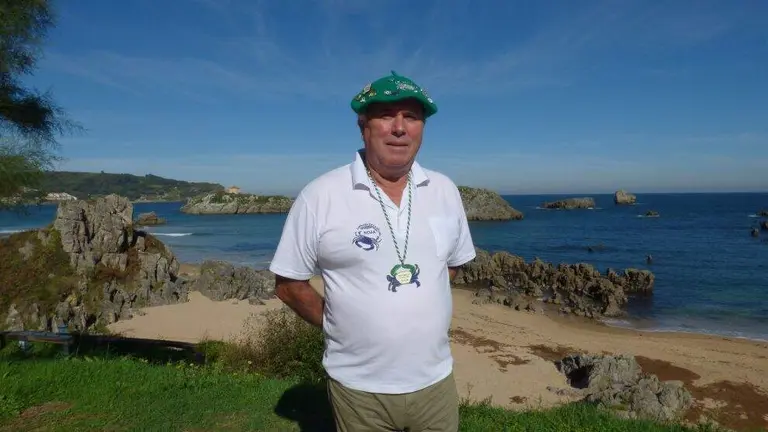 El presidente de la Cofrad&iacute;a  de la N&eacute;cora de Noja. Miguel Fern&aacute;ndez, con la playa de Ris de fondo. R.A.
