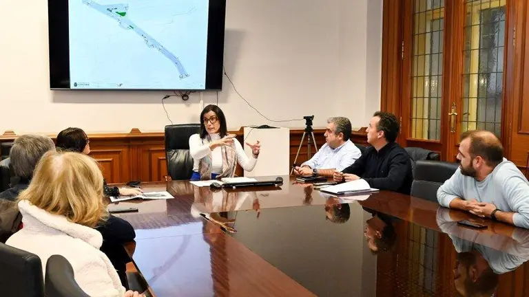 Reuni&oacute;n explicando el proyecto a los vecinos.