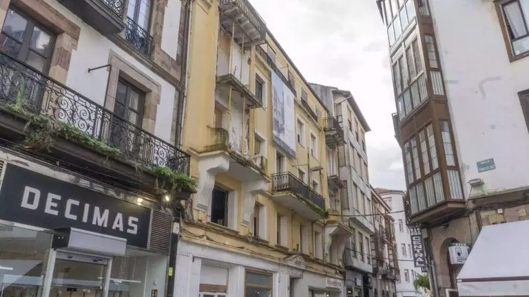 Edificio que acogerá las 13 viviendas en Torrelavega.