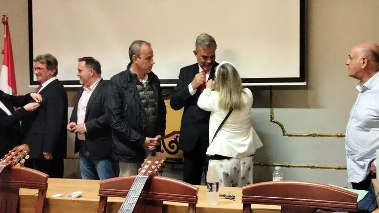 Un momento de la colocación del Nocturlabio de Plata en el salón de actos del Ayuntamiento. R.A.