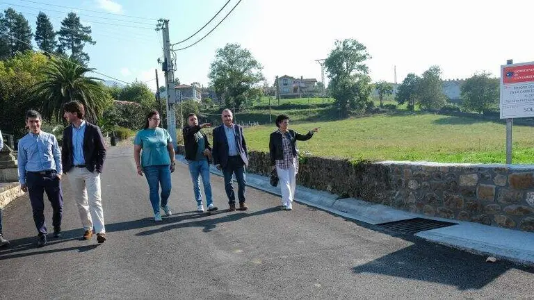 Las autoridades políticas visitan las obras en Santiurde de Toranzo.