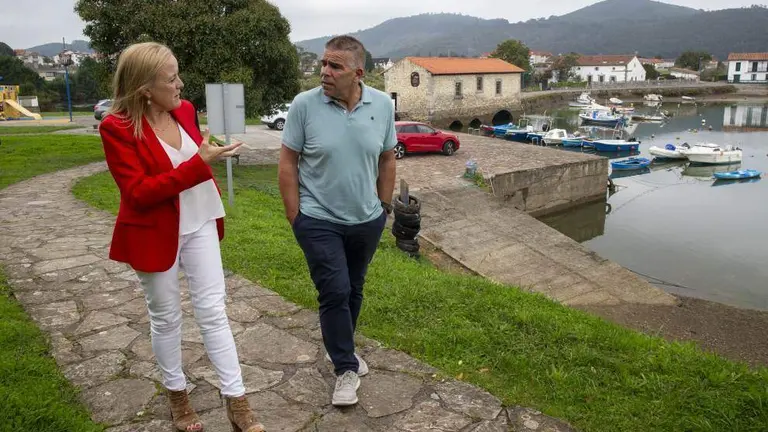 Las autoridades políticas en Argoños.