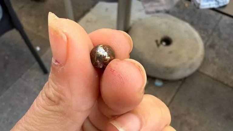 Uno de los balines mostrado por la familia del niño.